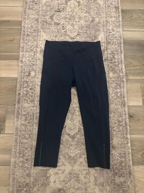 Lululemon Fast and Free High-Rise Legging Tight 22"
Size 6
Navy